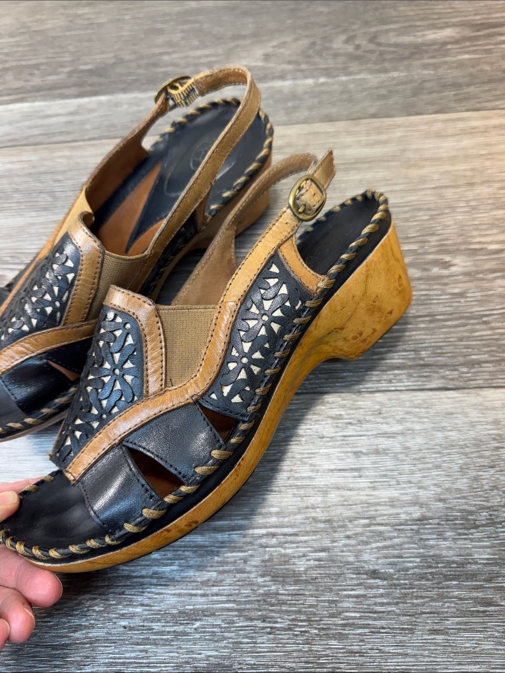 Ariat Black and Tan Laser-Cut Leather Slingback Sandals woman’s SZ 8 (h4) - Picture 2 of 7